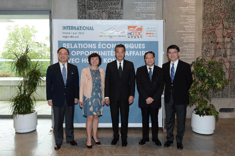 From left: the Secretary for Innovation and Technology, Mr Nicholas W Yang; the President of Languedoc-Roussillon, Midi-Pyrénées Region, Mrs Carole Delga; the Chief Executive, Mr C Y Leung; the Secretary for Transport and Housing, Professor Anthony Cheung Bing-leung; and the Director of the Chief Executive's Office, Mr Edward Yau, in a group photo before their meeting in Toulouse, France, today (June 7, Toulouse time). 